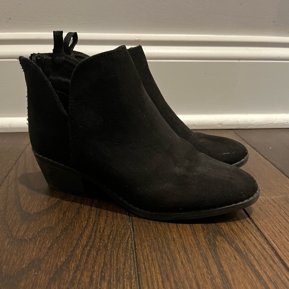 Old Navy Girls Suede Ankle Bootie - Size 1